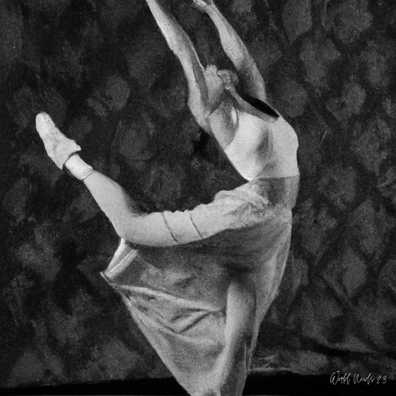 Pintura a preto e branco de uma bailarina em arabesco, contra um fundo escuro