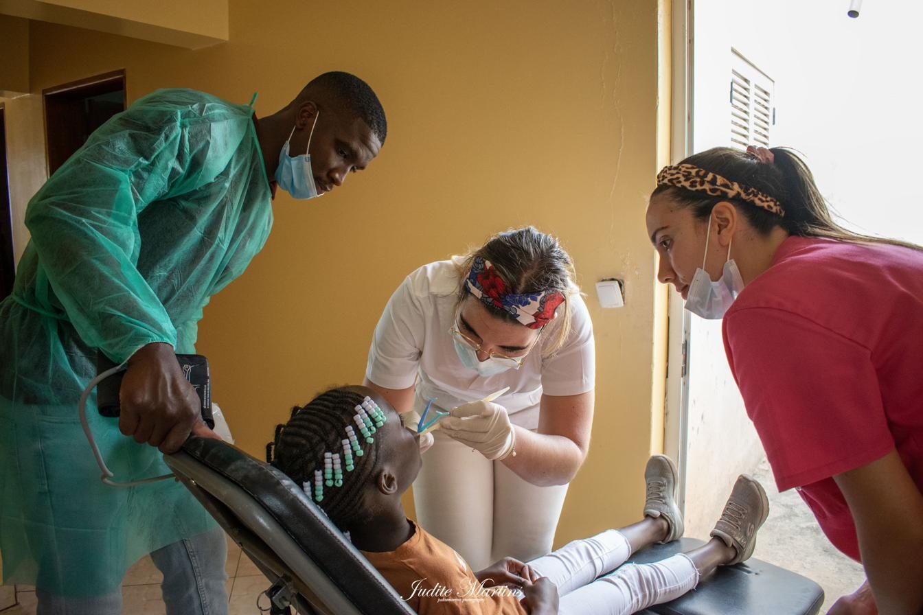 Voluntarios brindando apoyo sanitario a un niño
