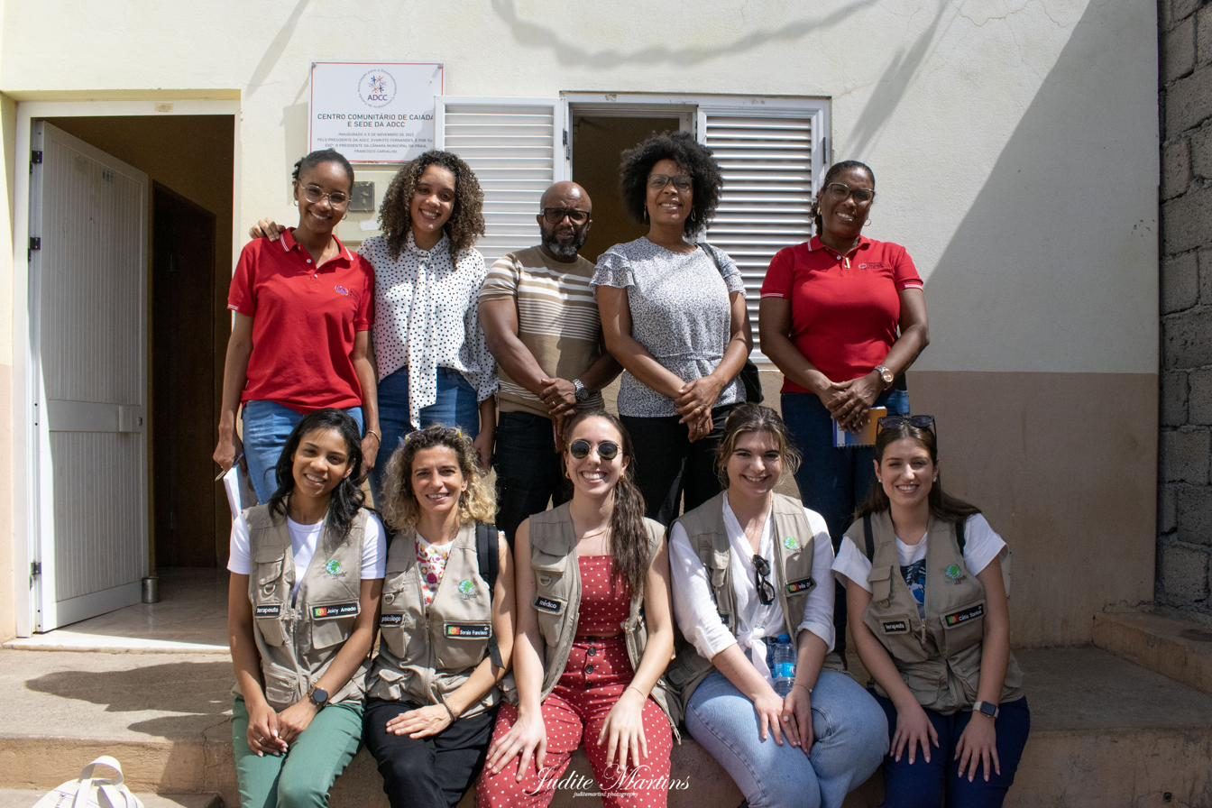 Voluntários da World Needs com representantes de uma associação comunitária em Cabo Verde