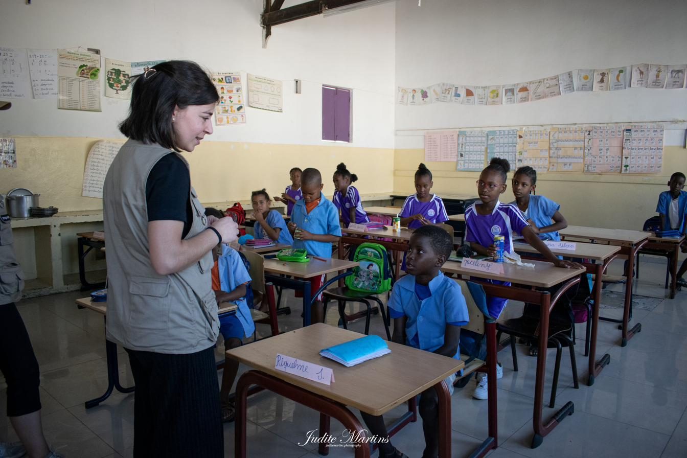 Voluntaria hablando con alumnos en un aula en Cabo Verde