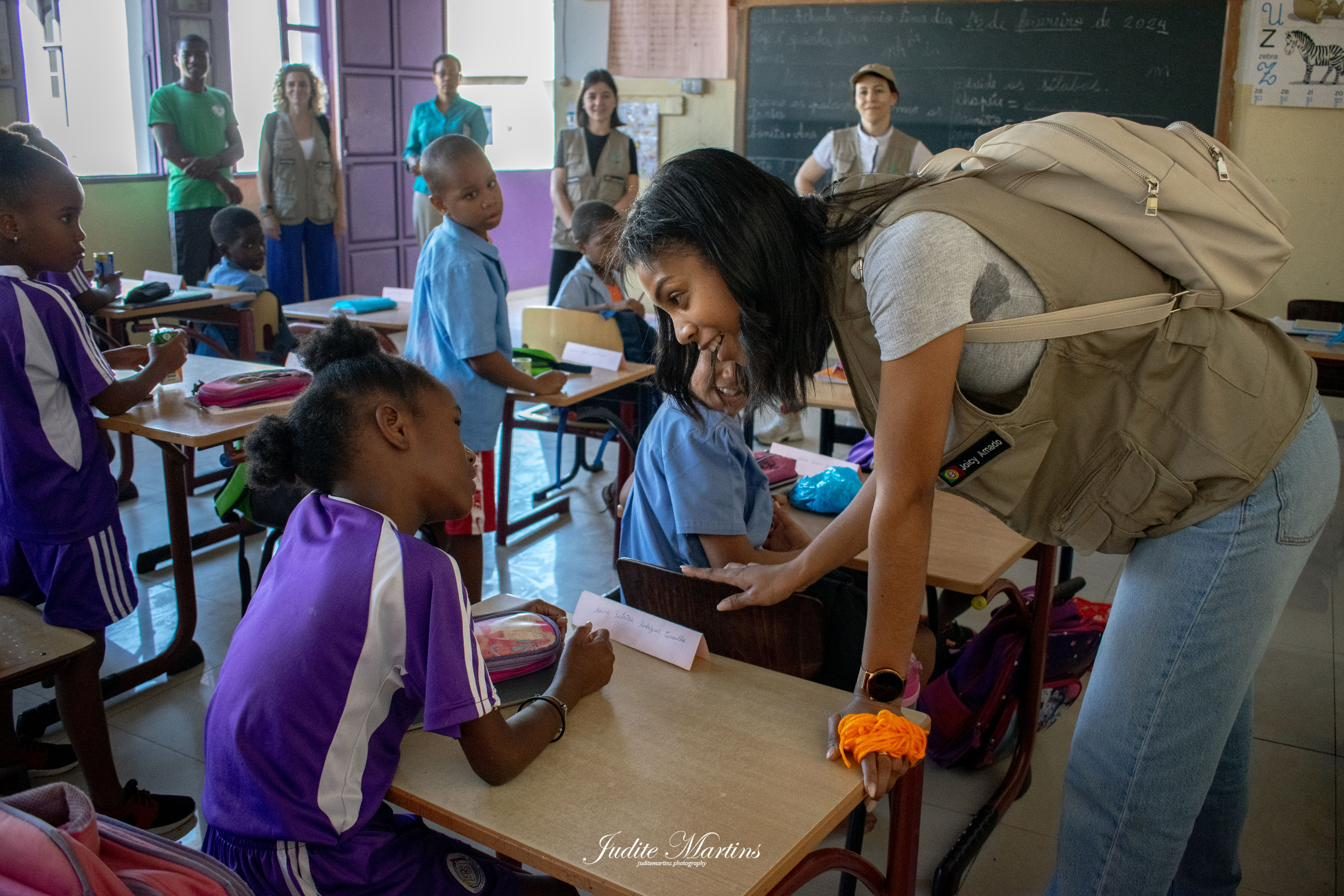 Voluntaria interactuando con un niño en un aula en Cabo Verde