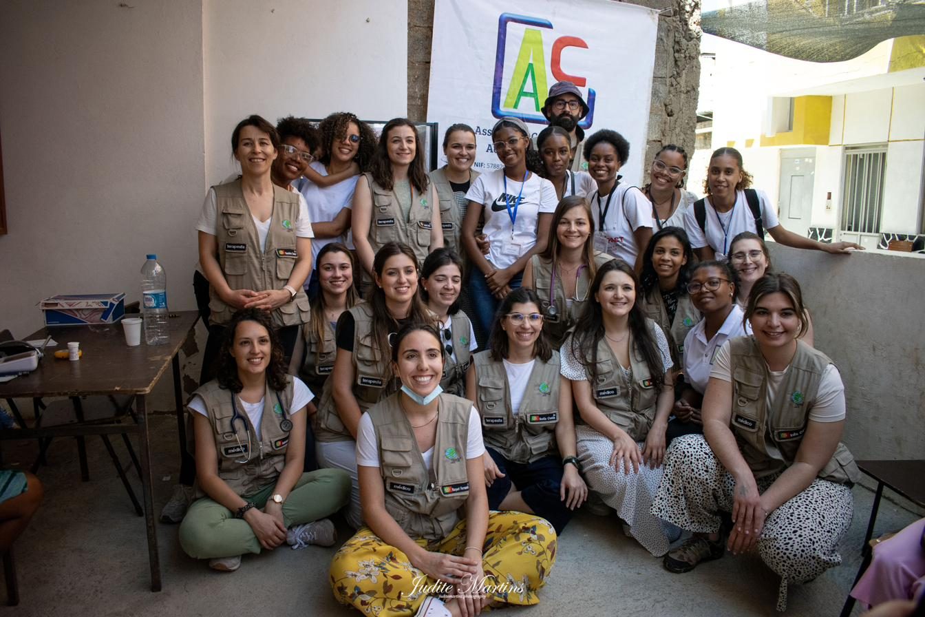 Team of World Needs volunteers and professionals gathered during a volunteering mission